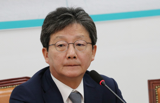 유승민 바른미래당 의원이 30일 국회에서 열린 기자간담회 도중 굳은 표정을 짓고 있다. 연합뉴스